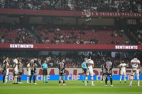 Juan Izquierdo: Players of Brazil's Sao Paulo and Atletico Mineiro observe a minute of silence in honor of the late Uruguayan soccer player